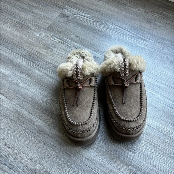 UGG Moccasin - Picture 2 of 12